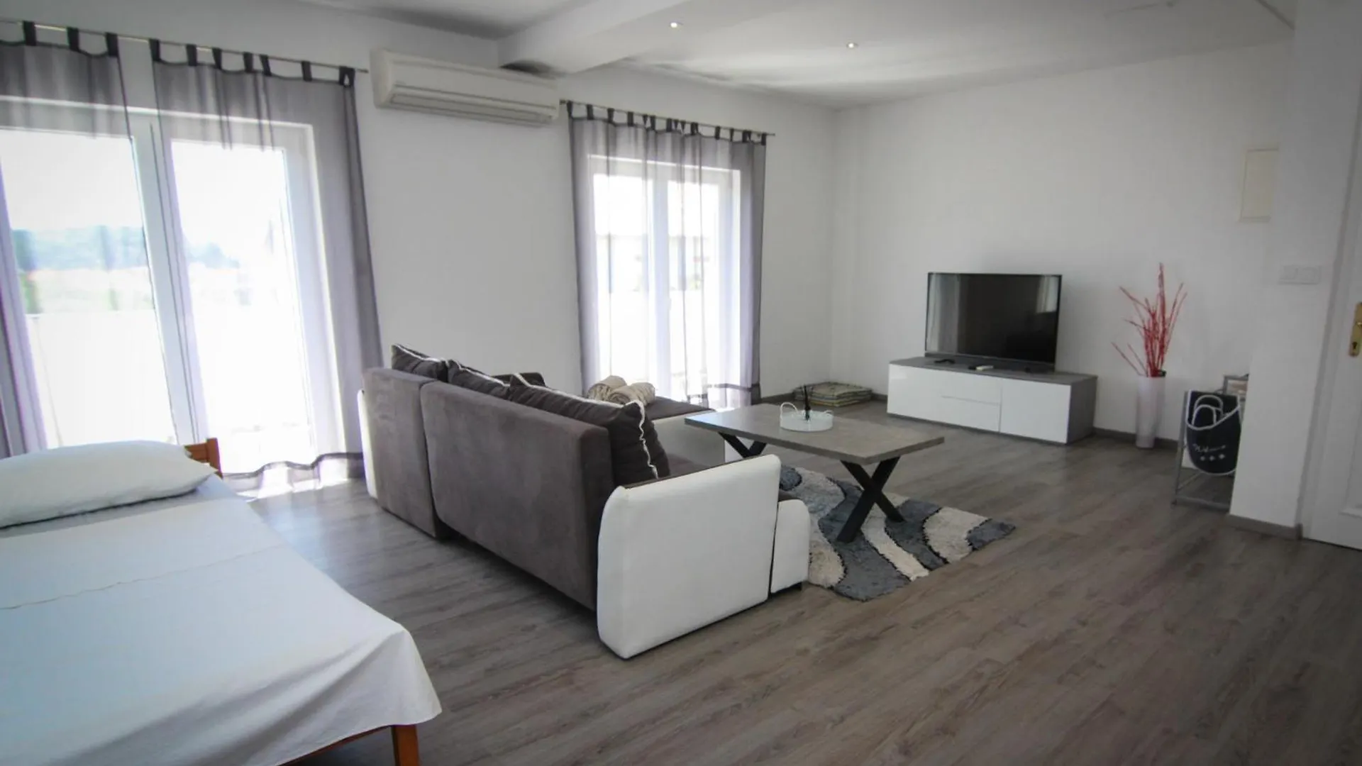 Apartments Biserka G Palit 0*,