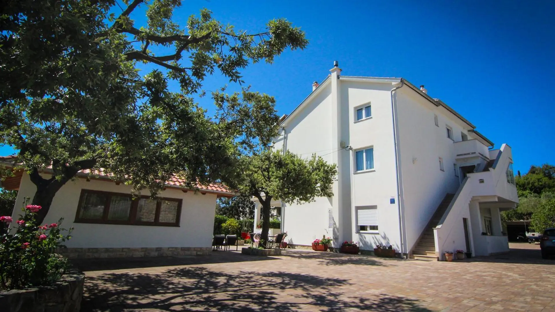 Apartments Biserka G Palit 0*,